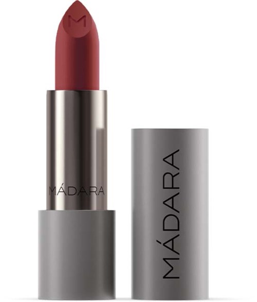 Een rood lippenstift in een zilveren tube, met de merknaam MÁDARA op de verpakking.