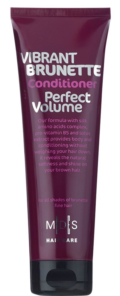 En mörkröd tub med vit och lila text, märkt som Vibrant Brunette Conditioner för perfekt volym.