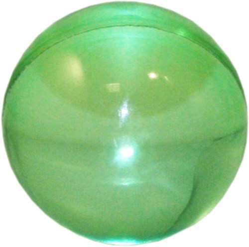 En glänsande grön boll med slät yta och reflektioner av ljus. Den är rund och verkar vara gjord av plast eller gummi.