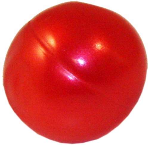 En glänsande röd tomat med slät hud och rund form.