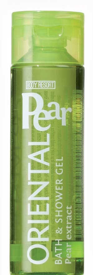 Grön flaska med body wash med texten 'Pear' och 'Oriental', innehåller päronextrakt, används för duschen.