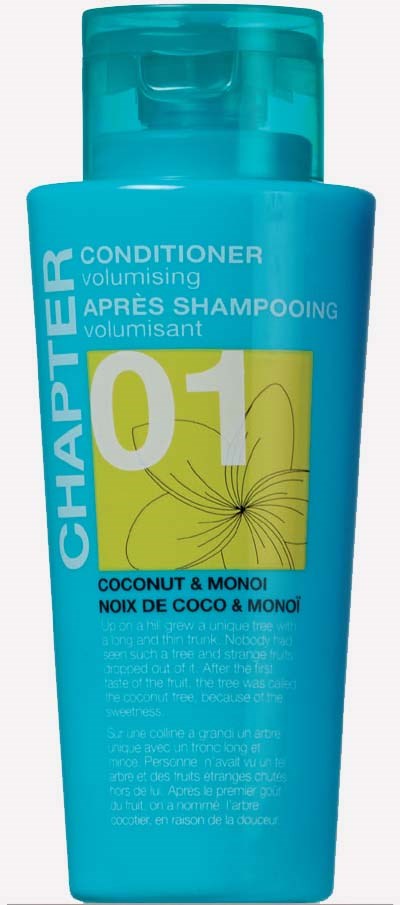 Blå flaska med balsam och en gul blomma, text om kokos och Monoi-ingredienser, och varumärket Chapter 01.