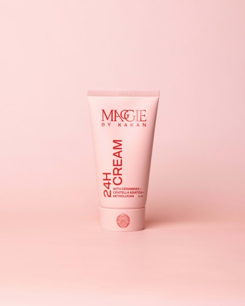 Ljus rosa tub med hudvårdskräm märkt 'Maggie by Kakan', avsedd för 24-timmars användning.