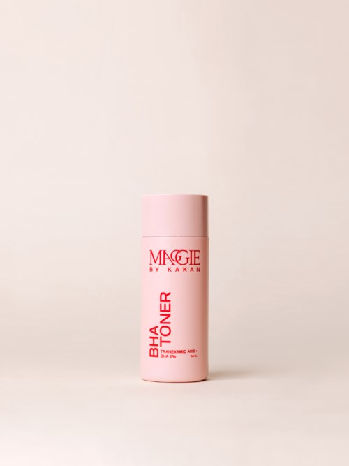 En rosa flaska med toner med röd text som säger "MAGIE BY KAKAN" och "BHA TONER" på en enkel bakgrund.