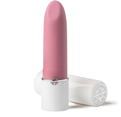 Ett rosa läppstift i ett vitt foder med en logga, stående upprätt med ett lock bredvid.