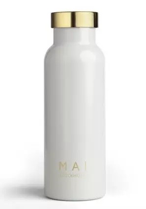 En hvit flaske med gullagtig lokk, enkel og elegant design, merket "MAI" nederst.