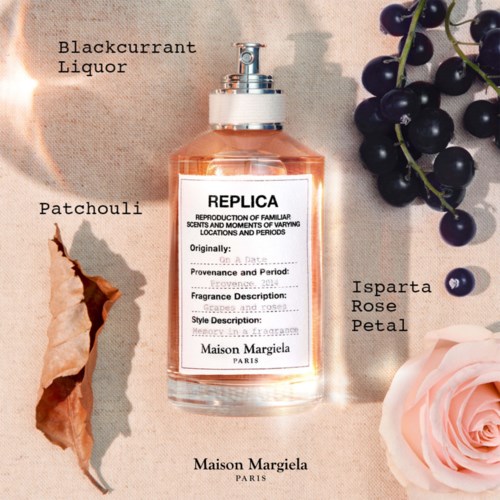 Hajuvesipullo, jossa mustaviinimarjan likööri, patchouli ja ruusunnuotti, ympärillä ruusu ja kuiva lehti.
