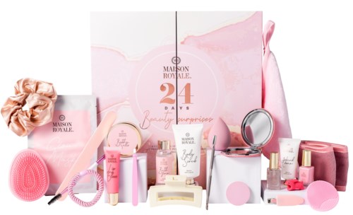 En samling av rosa skönhets- och hudvårdsprodukter, tillbehör och förpackningar, arrangerade på en vit yta.