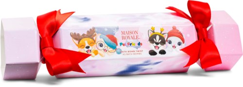 Lång rektangulär box med julfigurer, rosa och vit förpackning och röda rosettband i båda ändar.