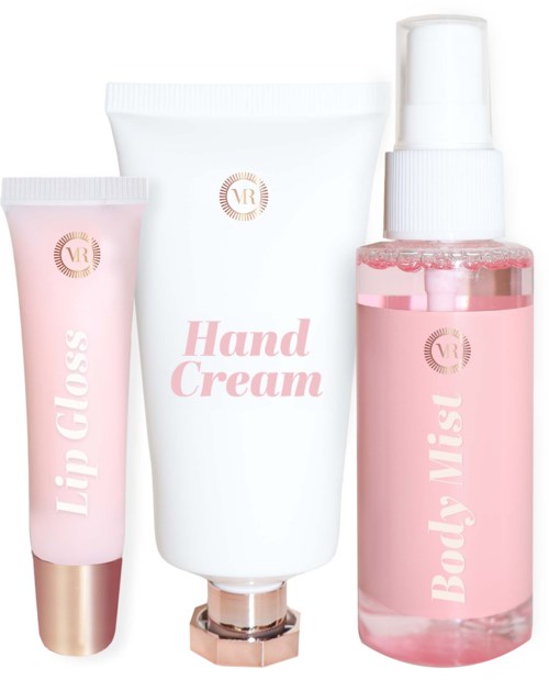 Et sett med rosa og hvite kosmetikk rør og sprayflaske, merket for lepper, hender og kroppsspray.