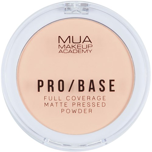 Ympyrän muotoinen kompakti, jossa beige jauhe ja teksti 'PRO/BASE' ja 'MUA Makeup Academy'.