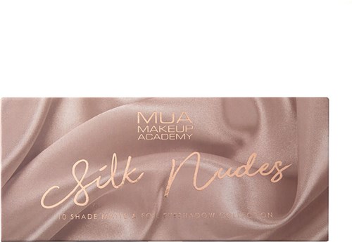 En makeup-palett kalt 'Silk Nudes' av MUA Makeup Academy, med rosa, satengaktig bakgrunn og elegant tekst.
