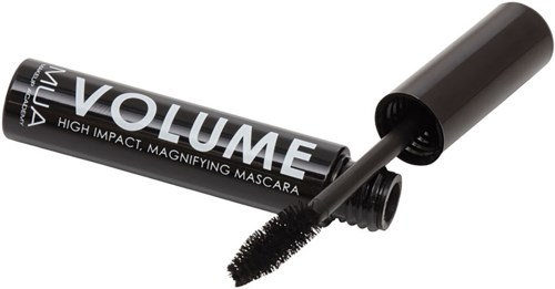En svart mascara-tube med en børste som viser, merket "VOLUME" for å gjøre vippene tykkere.