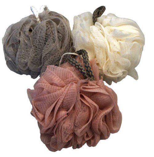 Tre badrengöringssvampar i grått, beige och rosa hänger på snören.