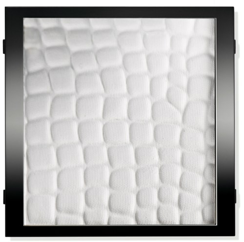 En kvadratisk luftfilter med svart ram och vitt veckat filtermaterial inuti.