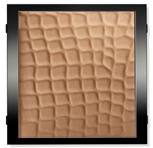 En kvadratisk mikrofon med ett rutnätsliknande beige skumöverdrag i en svart ram.