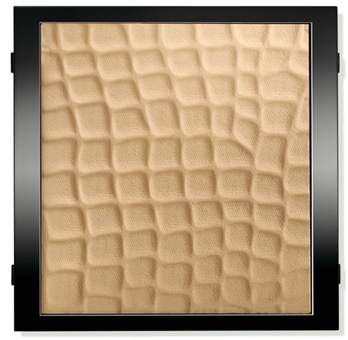En kvadratisk smink spegel med en texturerad, frodig beige bakgrund innanför ramen.