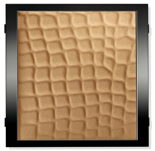 En kvadratisk mikrofon med ett beige skumgummiöverdrag med ett texturerat mönster inom en svart ram.