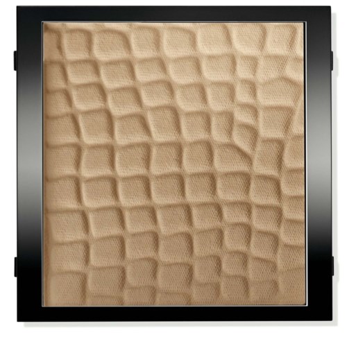 En kvadratisk ruta av texturerad beige skum inuti en svart ram. Skummet har ett hexagonalt mönster.