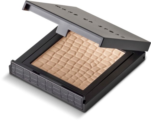 En makeup-kompakt med beige pressad puder, svart skal och ett delvis öppet silverlock.
