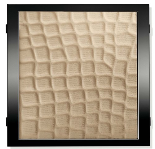 Ett geometriskt mönster på beige yta, omgivet av en svart ram.