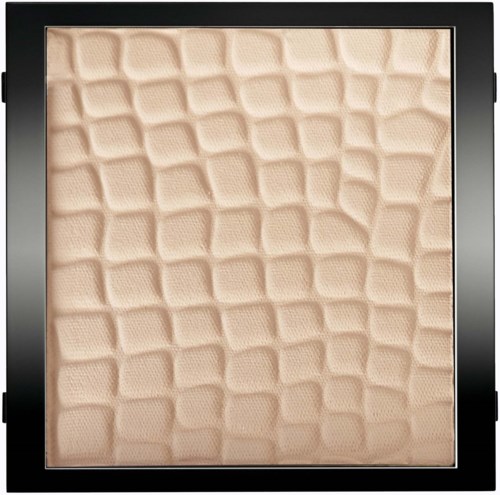 Ett fyrkantigt fixt fotopaket med beige pressad puder inuti, omgiven av en svart ram.