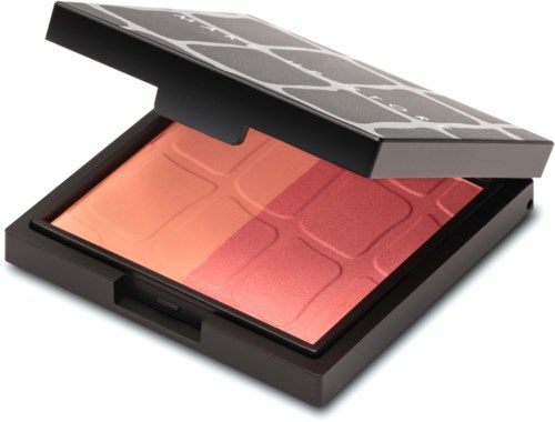 En makeuppalett med persika- och rosa nyanser, delvis öppen, med olika sektioner av rouge eller ögonskuggor.