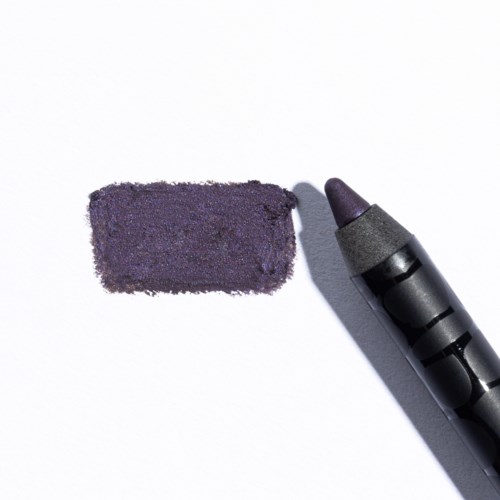 Violetti kynä ja tahra valkoisella paperilla.