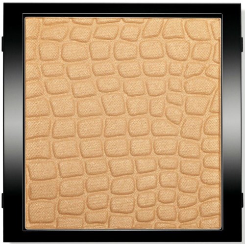 En makeup-kompakt med ett strukturerat, beige mosaicmönster på en guldkant, inramat i svart.