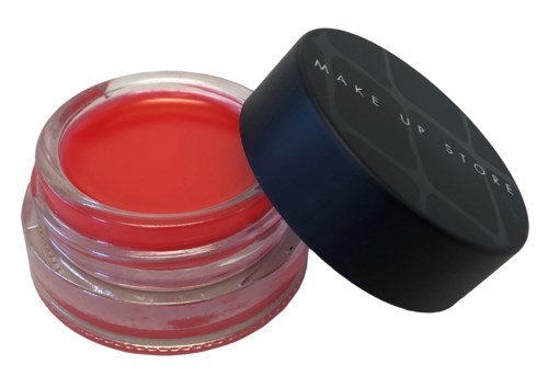 En lille krukke med pink-orange læbepomade med sort låg, placeret på en hvid baggrund.