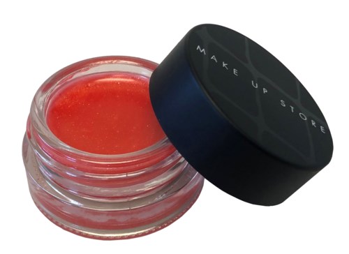 Lille glaskrukke med pink læbepomade, sort låg og hvid tekst, der siger 'MAKE UP STORE'.