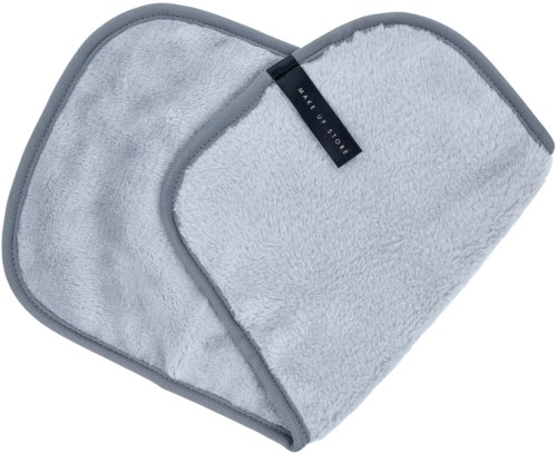 Två mjuka, gråa rengöringsdukar med kanter. De ser fluffiga ut och används för att torka ytor.