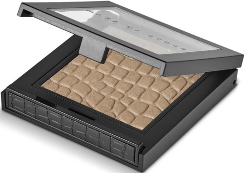 Dette er en makeup highlighter i en kompakt med speil og et beige teksturert pudder inni.