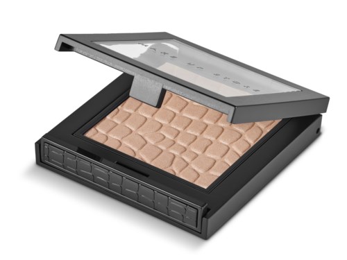En sminkkompakt med spegel öppen, som visar beige fast puder med en texturerad yta.