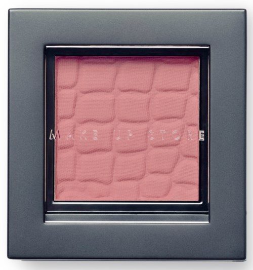 Pink blush presset pudder i en grå sminkkompakt med tekstur og ordene "MAKE POURCE" på.