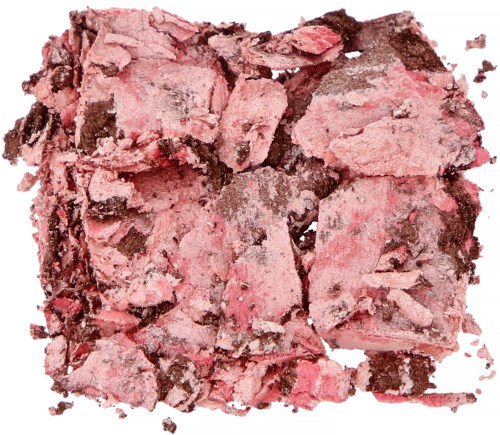 Ødelagt rosa og brun fudge med en smuldret tekstur og ujevne biter.