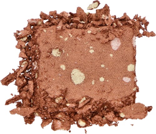 En smulad brun make-up ögonskugga med matt yta och några små glittrande bitar, omgivet av lösa delar.
