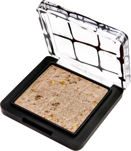 En liten makeuplåda med ett highlighter- eller rouge-innehåll, öppen med klar lock, visar en beige, spräcklig makeupprodukt.