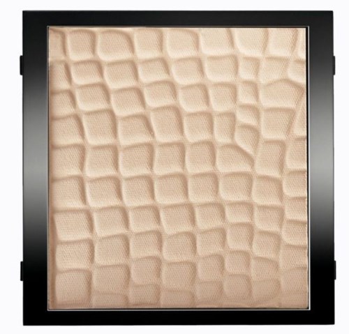 En svart fyrkantig enhet med en strukturerad beige yta inuti, som liknar ett mönster av ojämna plattor.