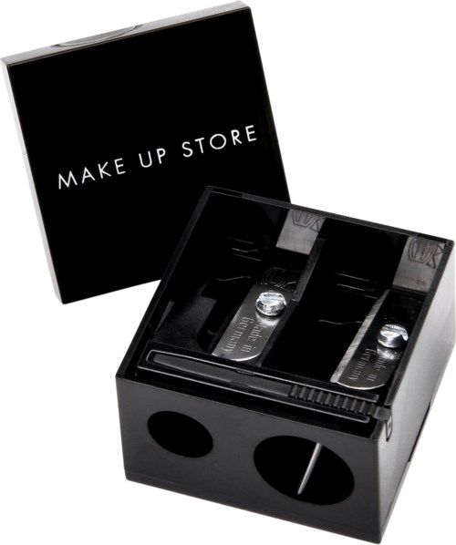 En svart låda med två delar, innehållande flaskor, och ett separat svart lock märkt "MAKE UP STORE".