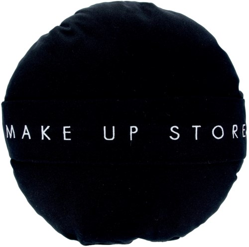Svart rund väska med texten "MAKE UP STORE" i vita bokstäver.