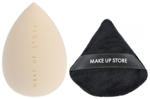 En makeupsvamp och en rengöringssvamp från Make Up Store. Makeupsvampen är tårformad, den andra är svart och triangulär.