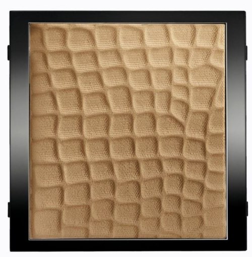 En akustisk skumplatta med en ojämn, texturerad yta som är avsedd att absorbera ljud i ett rum.