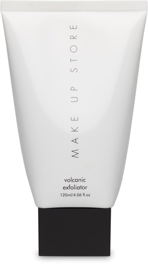 En hvit tube med svart lokket som er merket 'Make Up Store' og 'volcanic exfoliator' med 120 ml kapasitet.