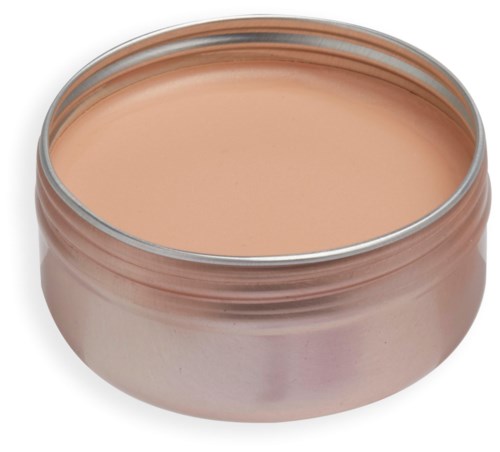 En rund, åpen sølvspann fylt med en lys rosa-beige krem.