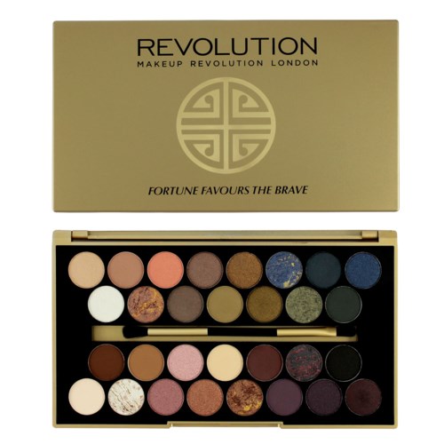 En gullfarget makeup-øyenskygge-palett med 20 farger, en børste og merket Revolution. Logoen og slagordet er på lokket.