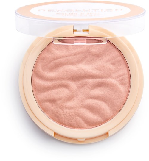 En rund rougecompact med en persikofärgad case och klar lock, innehållande mjukt, rosa puder med vågiga mönster.