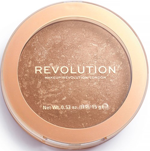 En rund makeup-produkt med ett tydligt lock, innehåller ljusbrunt puder märkt 'Revolution'.
