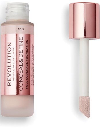 Eine rosa-weiße Flasche mit Revolution Concealer und Foundation, mit einem pinken Applikatorschwamm.