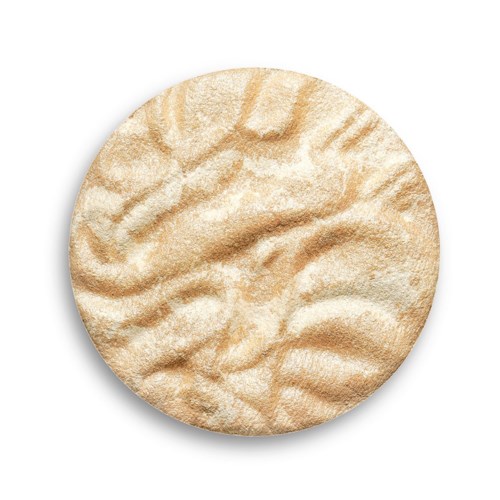 En rund kex med mönster av linjer på ytan, ljus och texturerad.